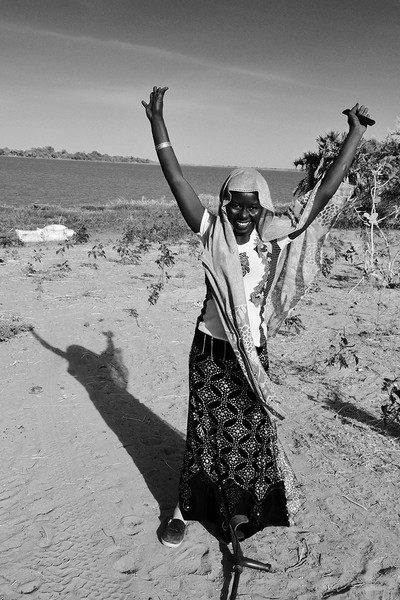 Halima streckt lachend ihre Hände in die Höhe.