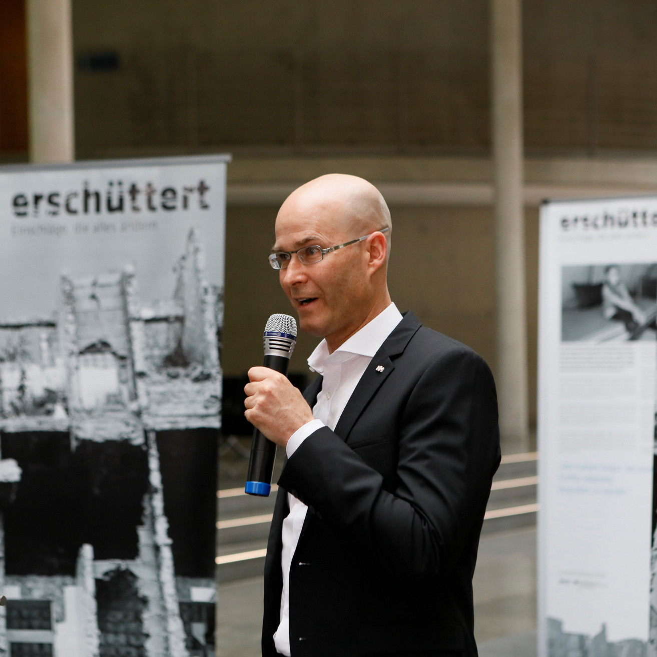 Till Mayer mit Mikrofon.