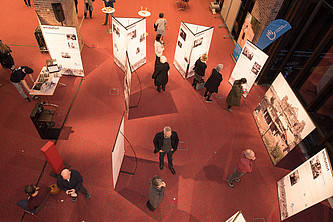 Die Ausstellung im Gasteig mit Blick von oben.