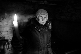 Valentina hält in einem Keller eine Kerze hoch.