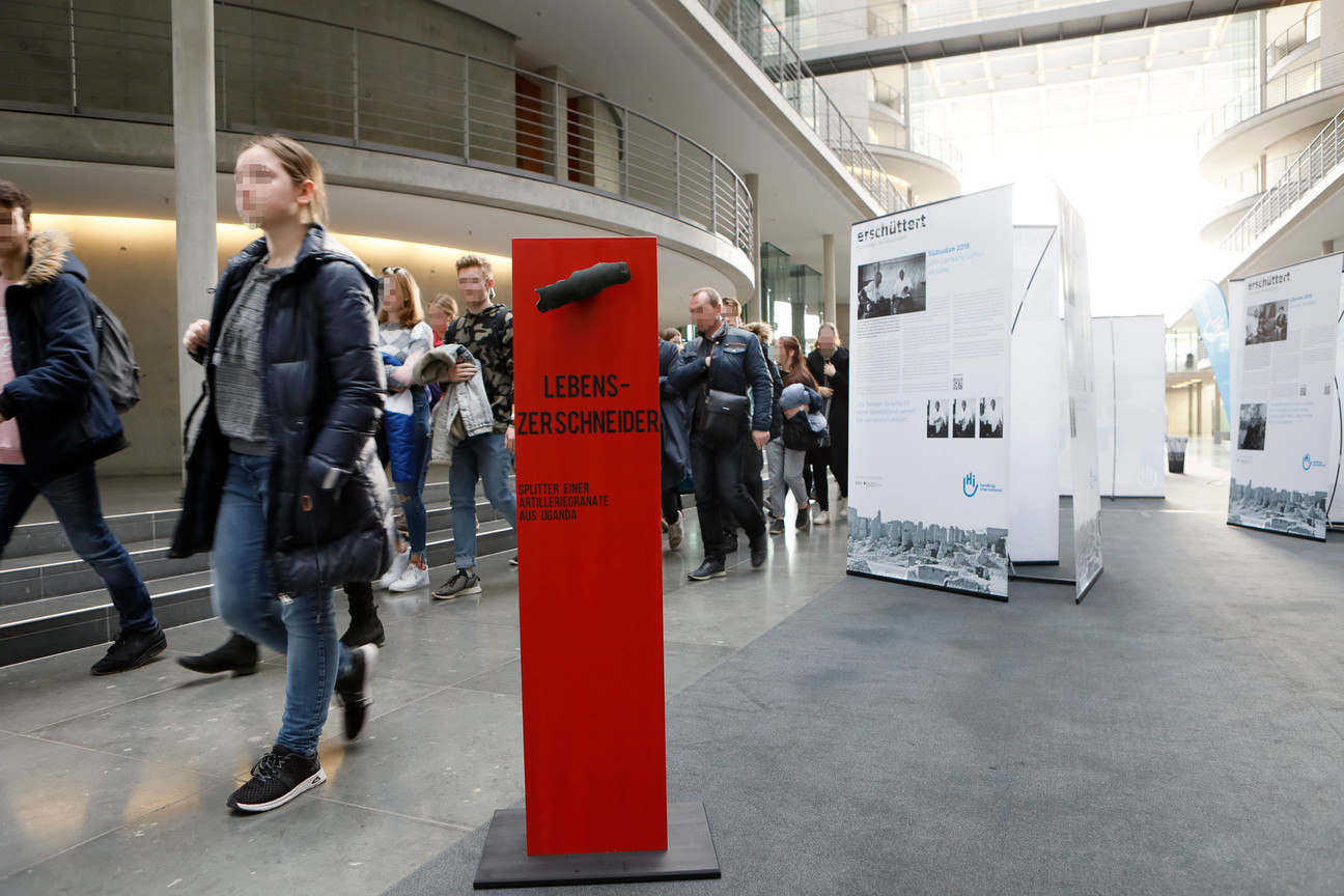 Ein 25cm großer Granatsplitter. Auf der Stele steht: „Lebenszerschneider“.