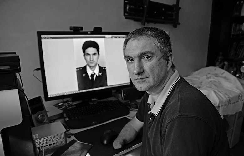 Branislav sitzt vor seinem Computer.