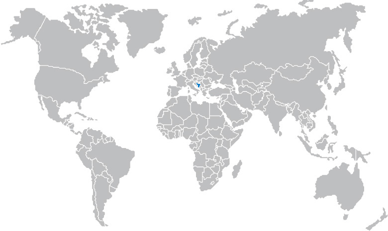 Auf einer Weltkarte ist Bosnien-Herzegowina markiert.