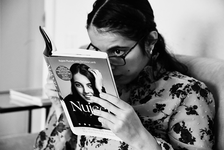 Nujeen liest in ihrem eigenen Buch.