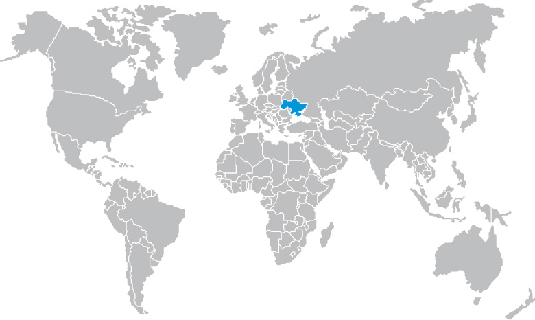 Auf einer Weltkarte ist die Ukraine markiert.