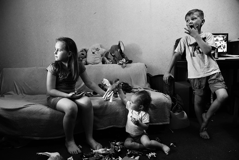 Drei Kinder in einer Wohnung.